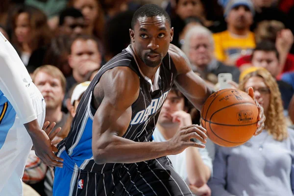 Ex-NBA é preso nos EUA por agressão a funcionários de McDonald’s