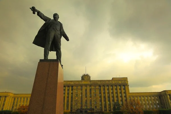 Sob céu nublado, vê-se um prédio do governo e na frente, a estátua do ex-líder soviético Vladimir Lênin, em Moscou, na Rússia - Metrópoles