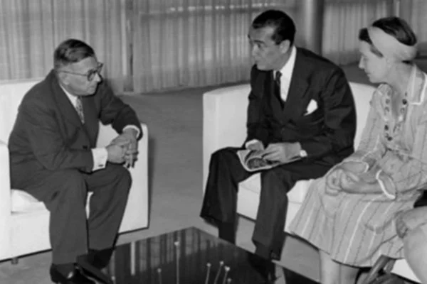 Imagem preto e branco de Jean-Paul Sartre, Juscelino Kubitschek e Simone de Beauvoir - Metrópoles