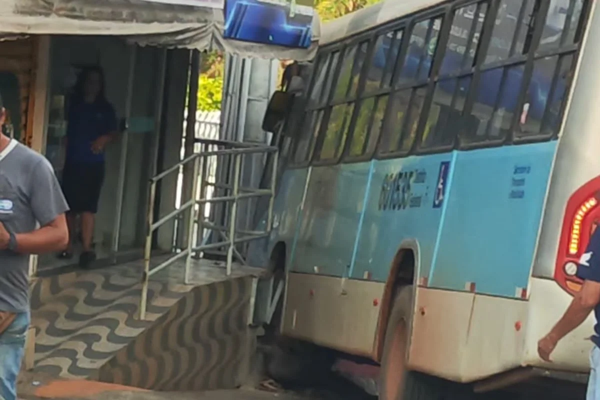 Sem freio, motorista perde controle de ônibus e invade prédio no DF - imagem 2 Sem freio, motorista perde controle de ônibus e invade prédio no DF - imagem 2