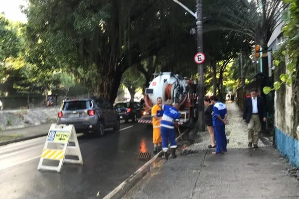 Deslizamento de terra no Leblon (RJ) deixa três operários feridos