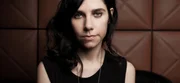 A experiente roqueira inglesa PJ Harvey, de 47 anos: autora de discaços como "Rid of Me" (1993) e "Let England Shake" (2011) A experiente roqueira inglesa PJ Harvey, de 47 anos: autora de discaços como "Rid of Me" (1993) e "Let England Shake" (2011)