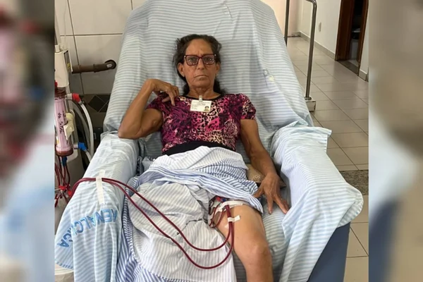Foto mostra Salvalucia mulher que teve insuficiencia renal por conta de picada de aranha na infancia