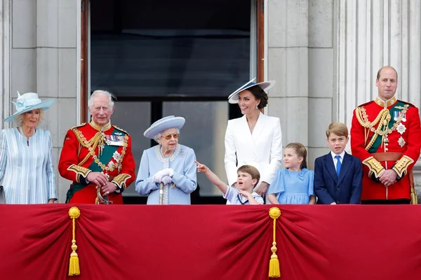 Foto colorida. Grupo de pessoas na varanda de um castelo