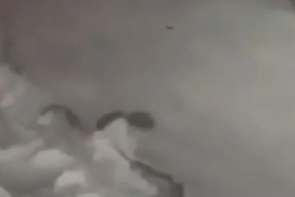 Vídeo: menina despenca de altura de 12 metros, mas cai na neve e sobrevive