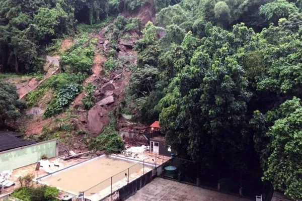 Deslizamento de terra atinge prédio no Rio: “Medo é cair mais”