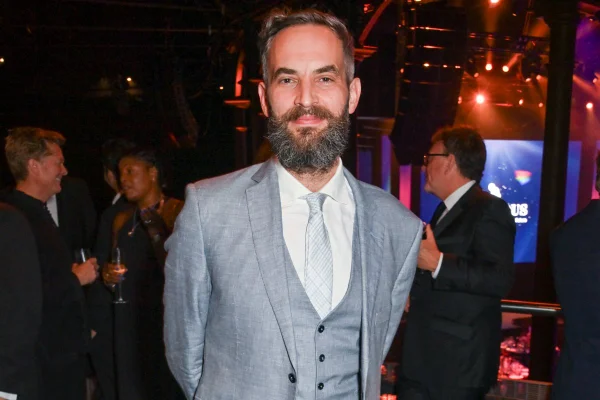 Por que marido de Tilda Swinton viralizou no Brasil após Globo de Ouro