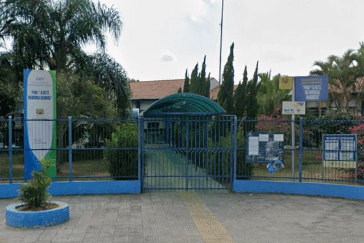 Professora de São José dos Campos sofre colapso após alunos colocarem vidro em seu copo de água