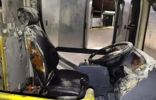 Imagem colorida mostra ônibus incendiado por criminosos na cidade de Cotia, na Grande São Paulo. O motorista estava dentro do veículo quando ele pegou fogo. Polícia busca os criminosos - Metrópoles