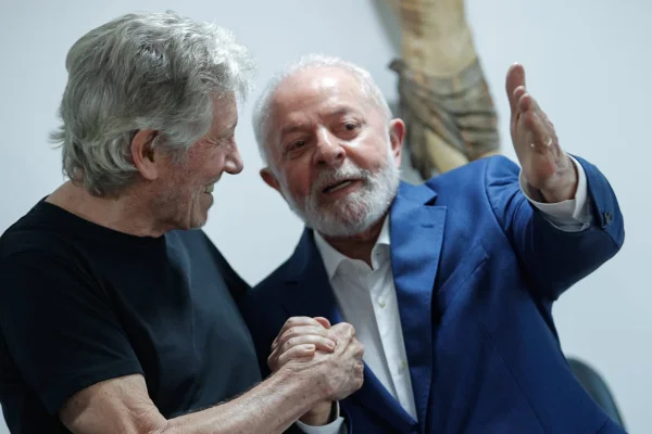 Foto colorida mostra Roger Waters e Lula - Metrópoles