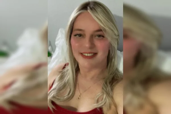 Mulher branca loira sorrindo
