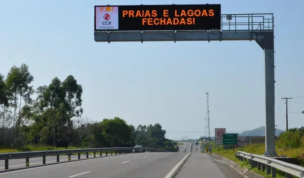 Painéis da ViaLagos informam sobre barreiras sanitárias e praias fechadas