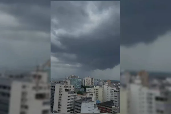 Reprodução imagem colorida de céu carregado de nuvens em Porto Alegre