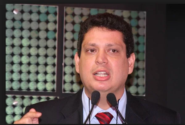 Márcio Garcia tira fotos ousadas com a mulher na cama