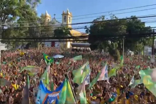 foto colorida de ato em apoio a Bolsonaro na frente de Igreja