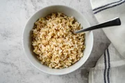 O nutricionista indica trocar o arroz branco pelo integral, por ser mais rico em fibras