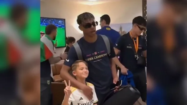 Imagem colorida de Lamine Yamal tirando foto com torcedor do Real Madrid - Metrópoles