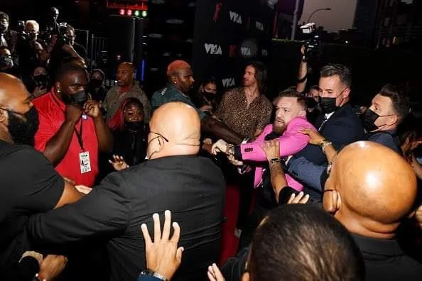 Conor McGregor brigando o VMA