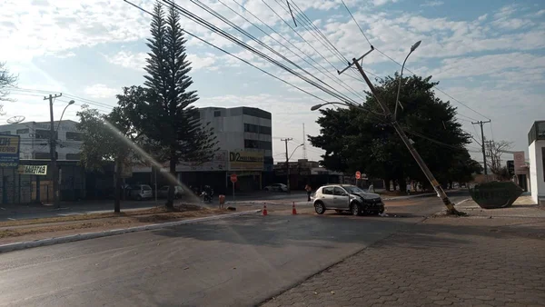 Carro colide contra poste