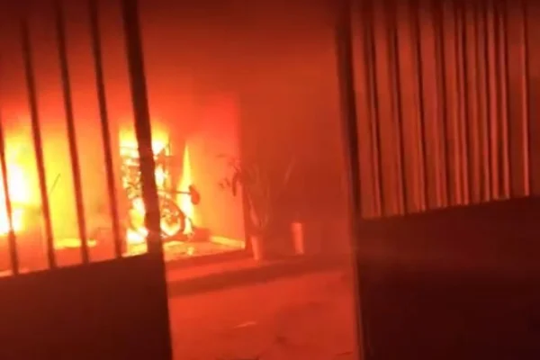 Marido ateia fogo em casa com esposa dentro e mata cachorro da família