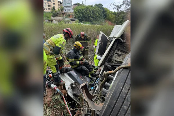 Carreta cai de viaduto em MG