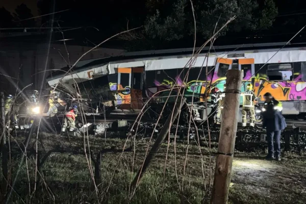 Imagem colorida mostra trem após descarrilar na Espanha - Metrópoles