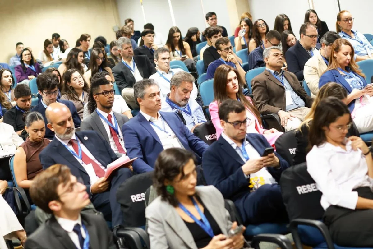 Evento reuniu autoridades, políticos e ex-alunos no auditório da FGV Evento reuniu autoridades, políticos e ex-alunos no auditório da FGV