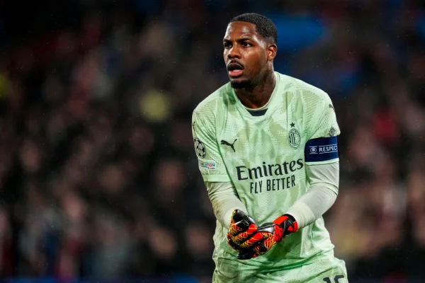 Vídeo: goleiro do Milan leva “frango” bizarro na Champions League
