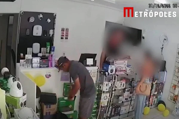 Ladrão coloca produto de rouba em mochila
