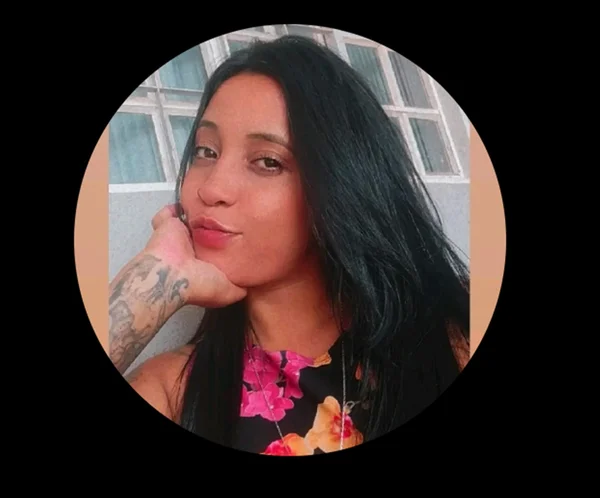 mulher de cabelos negros