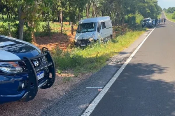 Viatura da polícia ao lado de uma van branca