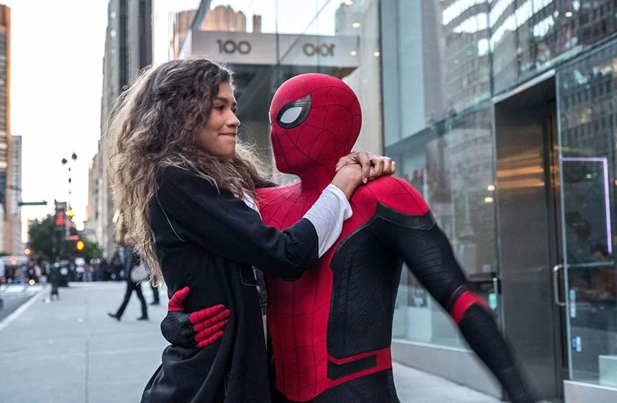 <b>Homem-Aranha: Longe de Casa. Estreia em 4 de julho.</b> A continuação de De Volta ao Lar (2017) traz o novo Peter Parker (Tom Holland) em uma viagem de férias pela Europa. Lá, ele precisa deixar o descanso de lado para ajudar Nick Fury (Samuel L. Jackson) a conter ataques de misteriosas criaturas. Eis a dúvida: o filme vai se passar antes ou depois de Ultimato? Retornam ao elenco: Marisa Tomei, no papel da tia May; Zendaya como Michelle Jones; e Jacob Batalon, na pele de Ned, o melhor amigo do teioso <b>Homem-Aranha: Longe de Casa. Estreia em 4 de julho.</b> A continuação de De Volta ao Lar (2017) traz o novo Peter Parker (Tom Holland) em uma viagem de férias pela Europa. Lá, ele precisa deixar o descanso de lado para ajudar Nick Fury (Samuel L. Jackson) a conter ataques de misteriosas criaturas. Eis a dúvida: o filme vai se passar antes ou depois de Ultimato? Retornam ao elenco: Marisa Tomei, no papel da tia May; Zendaya como Michelle Jones; e Jacob Batalon, na pele de Ned, o melhor amigo do teioso
