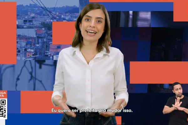 imagem colorida mostra tabata em propaganda eleitora. ela é branca, veste camisa branca e tem cabelo castanho e curto