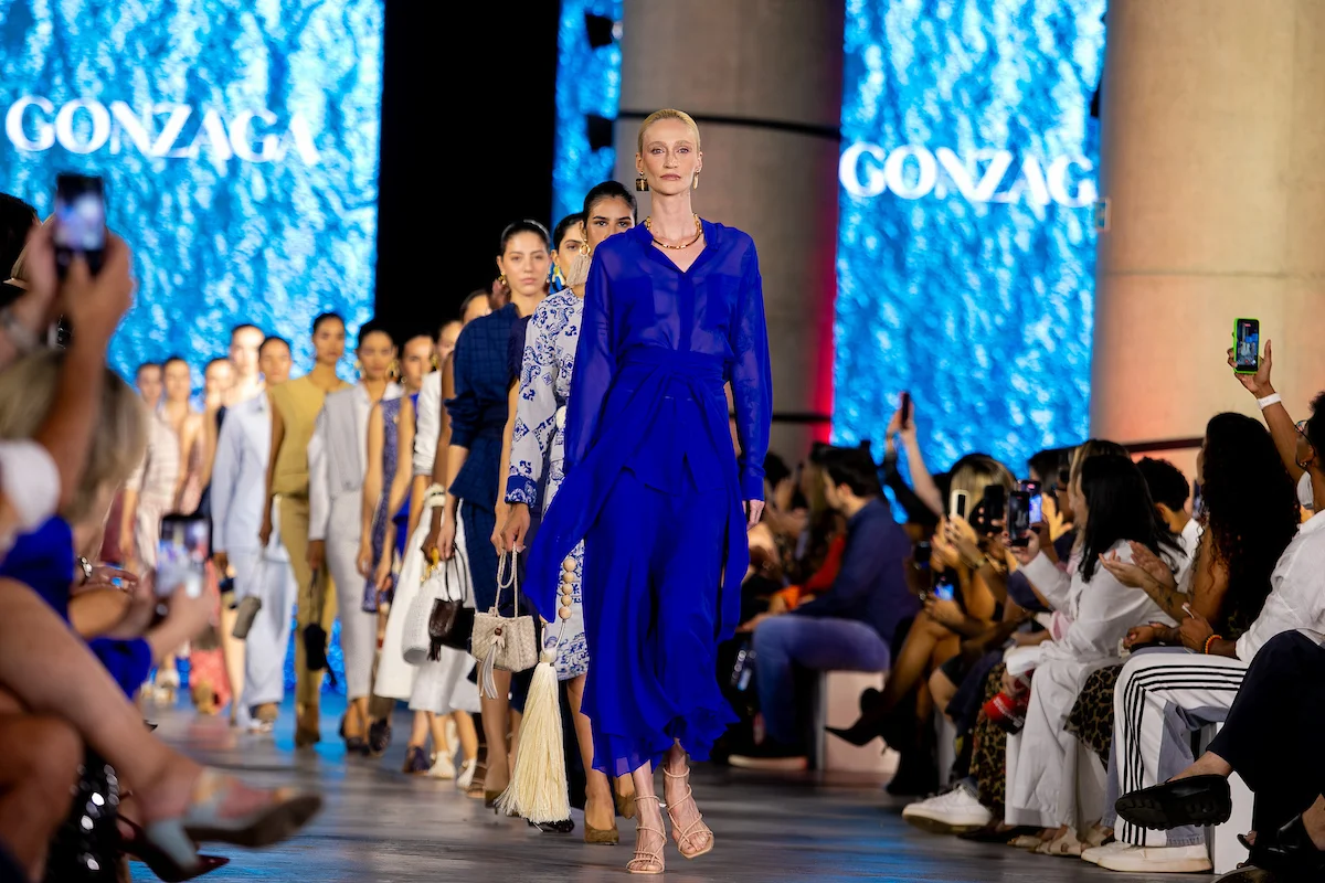 Vivi Orth na fila final do desfile da marca Letícia Gonzaga Vivi Orth na fila final do desfile da marca Letícia Gonzaga