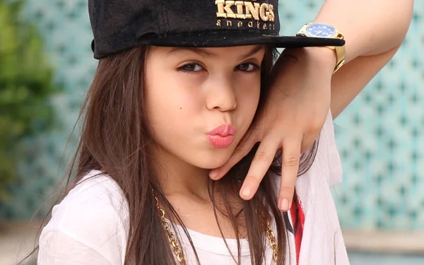 Melody lança clipe com irmã de 10 meses e causa polêmica entre fãs
