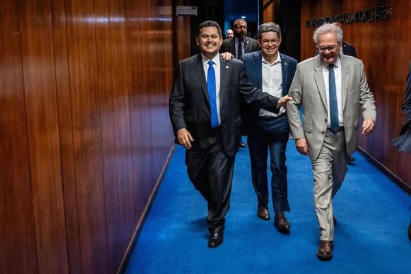 O presidente do Senado, Davi Alcolumbre (União-AP), ladeado pelo líder do governo no Congresso, Randolfe Rodrigues (PT-AP), e do ex-presidente da Casa Renan Calheiros (MDB-AL). Eles saíram abraçados após votação realizada com o fim do motim bolsonaristas.