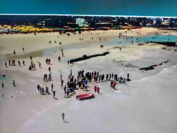 Imagem colorida de praia onde garoto foi encontrado - Metrópoles