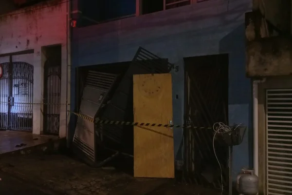Imagem colorida de casa após explosão. Metrópoles