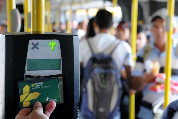 Imagem colorida - cartão mobilidade distrito federal - Metrópoles