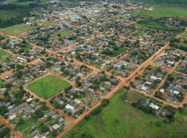 Foto colorida de vista aérea da cidade de Nova Bandeirante - Metrópoles