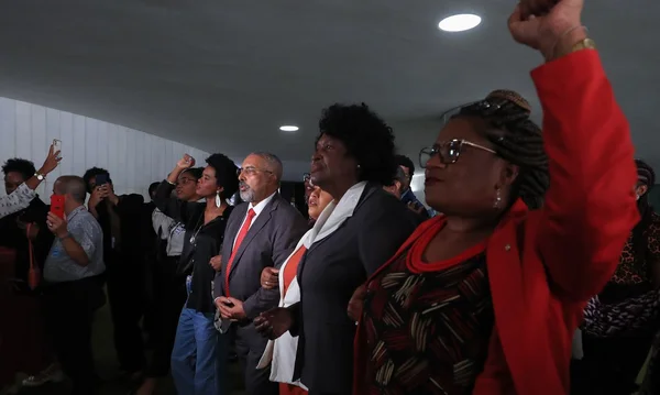 Imagem mostra membros da Frente Parlamentar Mista Antirracismo no Congresso Nacional