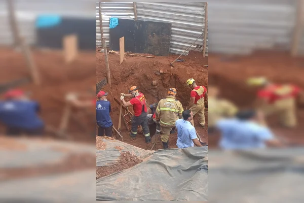 Quatro trabalhadores ficam soterrados em escavação de rede de esgoto