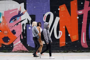 Mulheres caminham em dia frio em SP