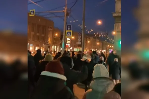 Vídeo. Russos fazem procissão contra invasão à Ucrânia: “Não à guerra”