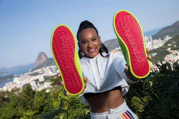 Rebeca Andrade com os tênis Havaianas TNS