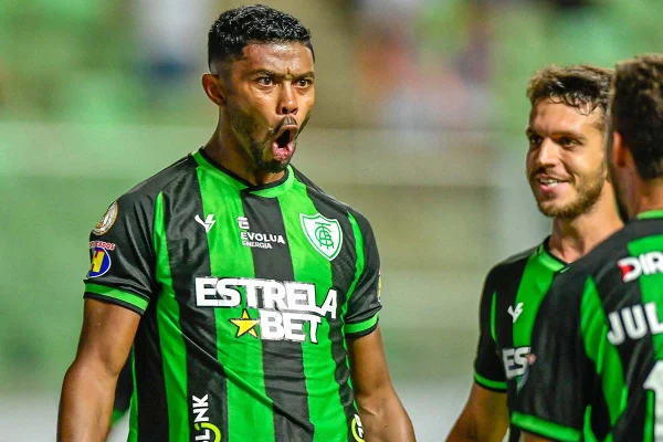 Imagem colorida de jogador do América-MG comemorando gol contra o Bahia - Metrópoles