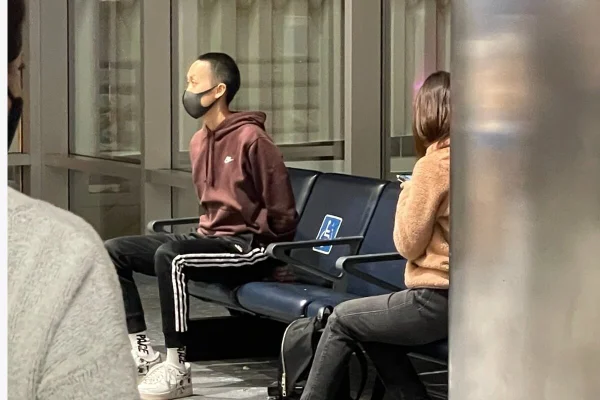 homem algemado em aeroporto