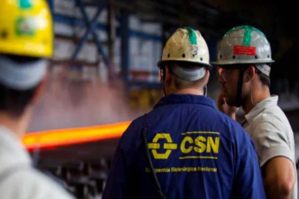 Imagem de funcionários da Companhia Siderúrgica Nacional (CSN) - Metrópoles