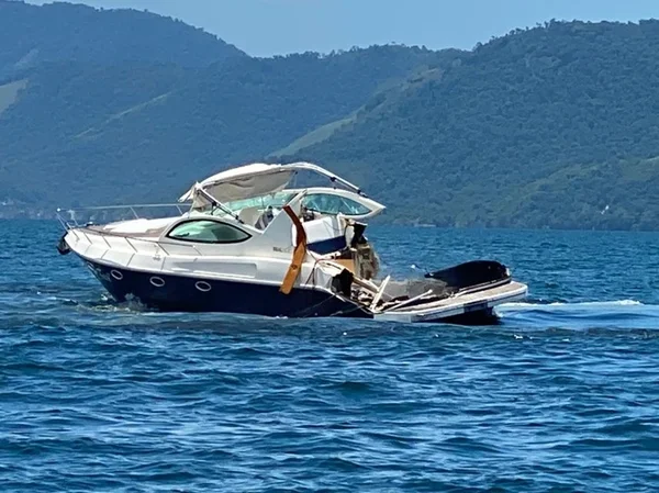 Lancha após acidente em Angra dos Reis no qual morreram 4 pessoas