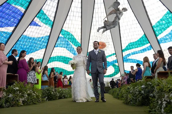 Alexandre Matias e Luiza Nasr se casam em linda cerimônia na Catedral